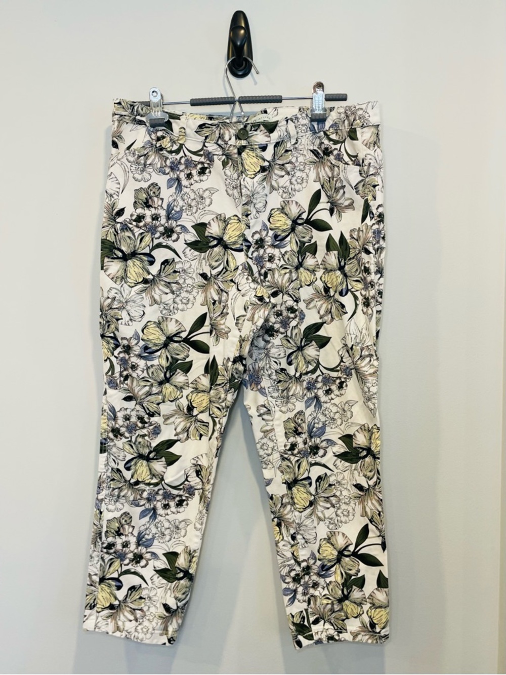 cleo Petites Floral cropped pants capris - White with Green & Blue Floral Print